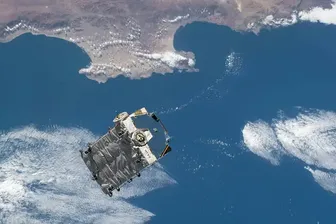 Eine Palette mit alten Nickel-Wasserstoff-Batterien kurz nachdem die Missionskontrolleure der Nasa in Houston dem Roboterarm Canadarm2 befohlen haben, sie ins All zu entlassen. Die Internationale Raumstation ISS befand sich zum Zeitpunkt der Aufnahme in einer Umlaufbahn von 265 Meilen über der Nordküste von Chile in Südamerika.