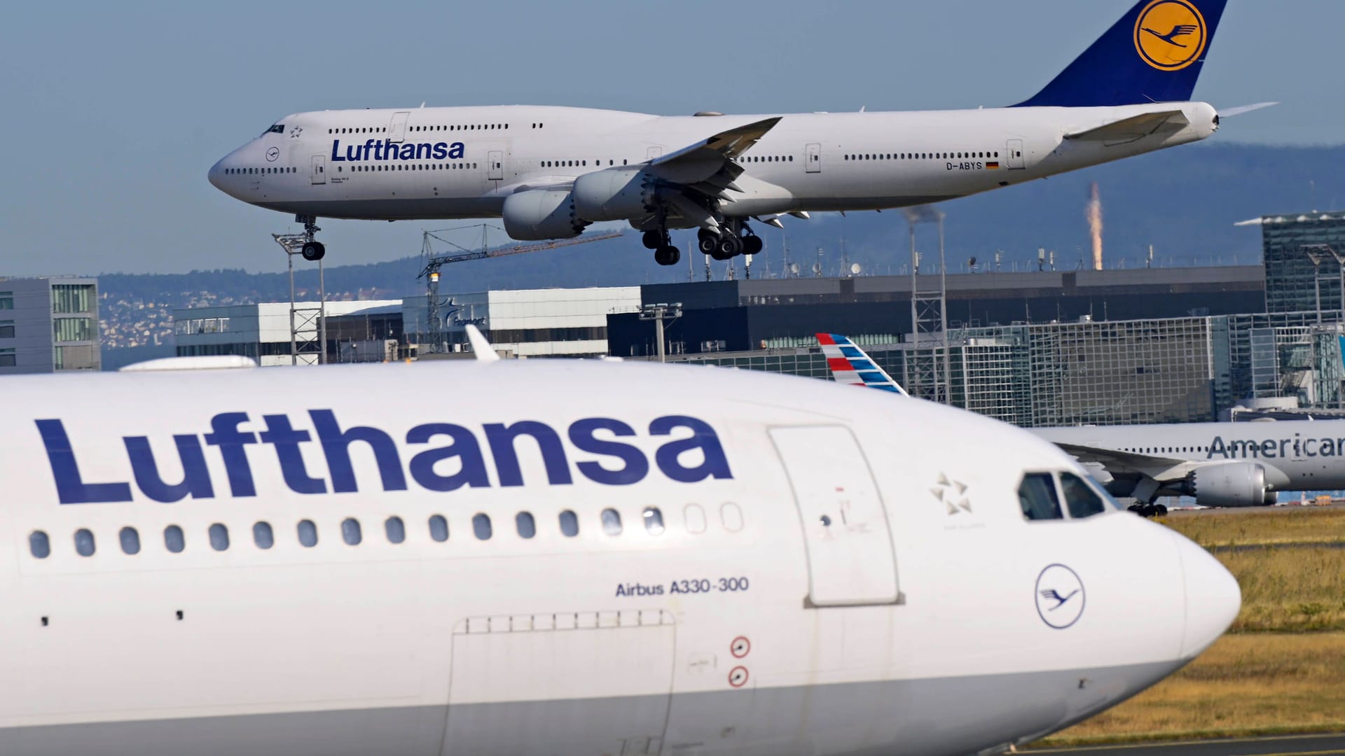 Lufthansa-Maschinen auf einem Flughafen (Symbolfoto): In Frankfurt musste ein Flieger plötzlich umkehren.