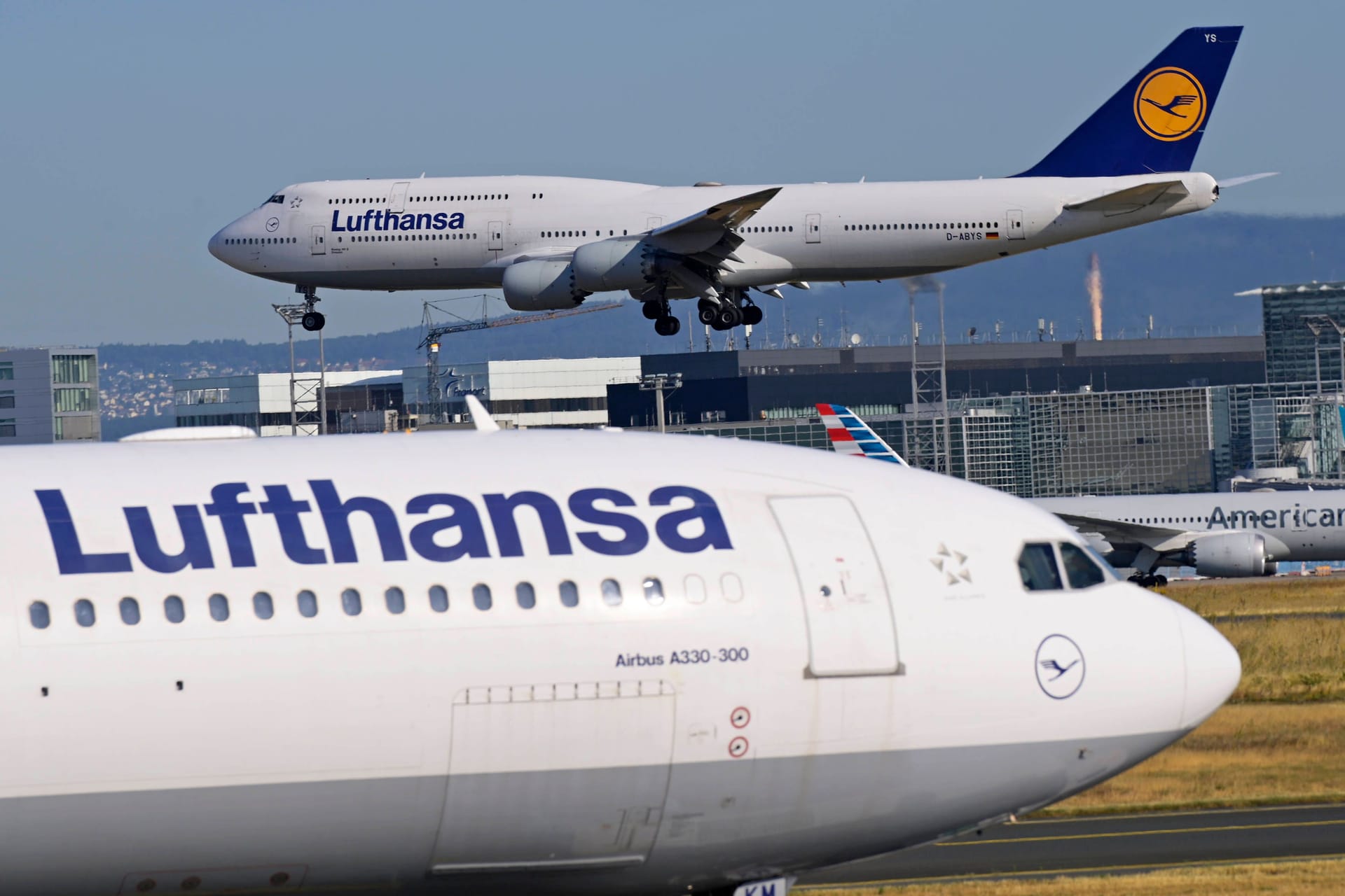 Lufthansa-Maschinen auf einem Flughafen (Symbolfoto): In Frankfurt musste ein Flieger plötzlich umkehren.