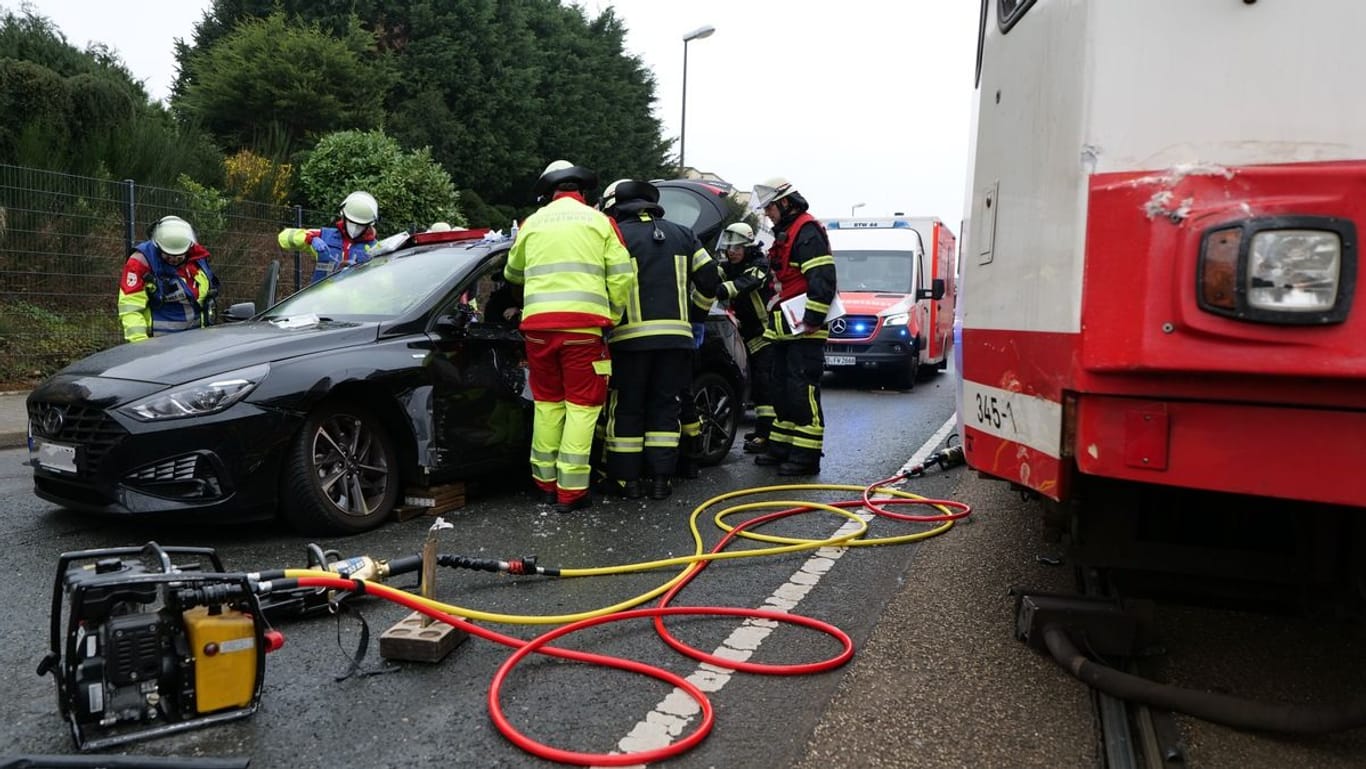 Verunfallter Hyundai in Aplerbeck: Eine Pkw-Fahrerin ist mit einer Bahn zusammengestoßen.