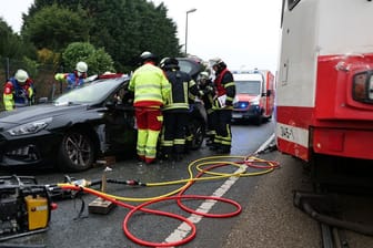 Verunfallter Hyundai in Aplerbeck: Eine Pkw-Fahrerin ist mit einer Bahn zusammengestoßen.
