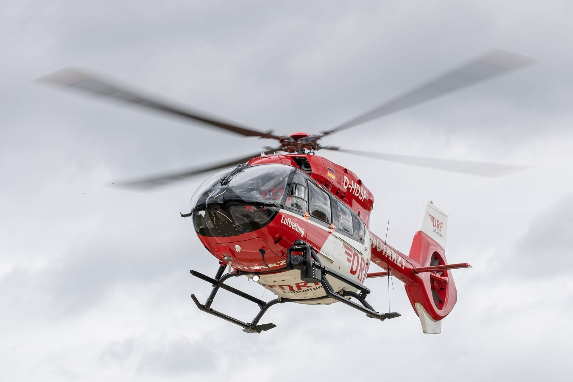 Ein Rettungshubschrauber fliegt zu einem Einsatzort