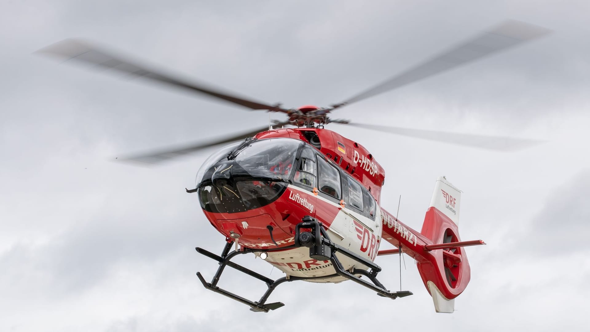 Ein Rettungshubschrauber fliegt zu einem Einsatzort