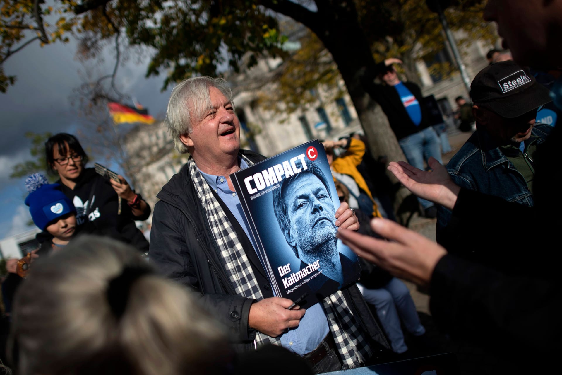 Jürgen Elsässer: Er hat ein kleines Medienreich um "Compact" aufgebaut und startete eine Spendenkampagne zur AfD-Unterstützung.