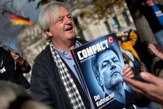 Jürgen Elsässer: Er hat ein kleines Medienreich um "Compact" aufgebaut und startete eine Spendenkampagne zur AfD-Unterstützung.