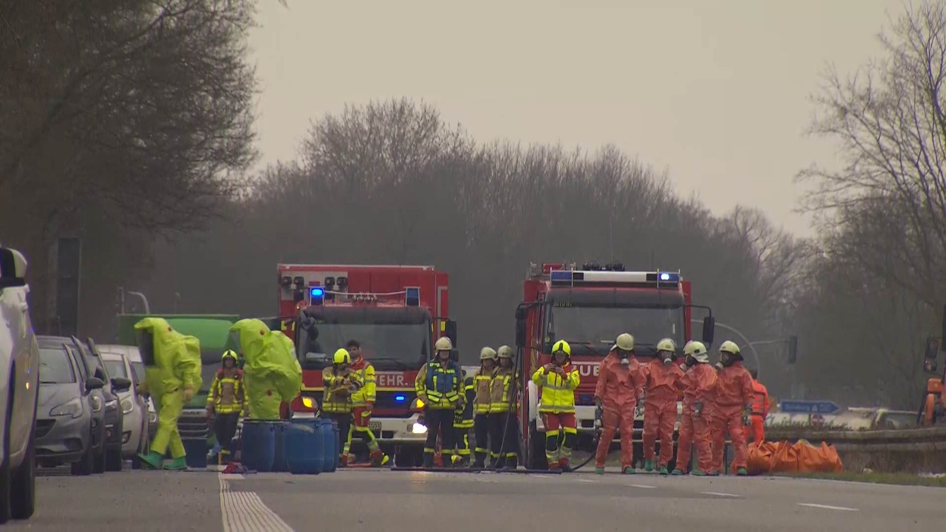 Feuerwehrleute in Schutzmontur: Mehrere Fässer stellte die Feuerwehr sicher.