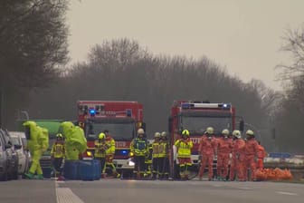 Feuerwehrleute in Schutzmontur: Mehrere Fässer stellte die Feuerwehr sicher.