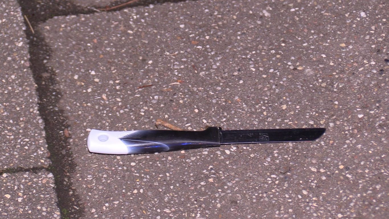 Ein Messer auf der Straße: Möglicherweise die Tatwaffe.