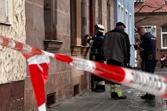 Die Feuerwehr steht vor dem betroffenen Haus in der Körnerstraße: Vieles ist bislang noch unklar.