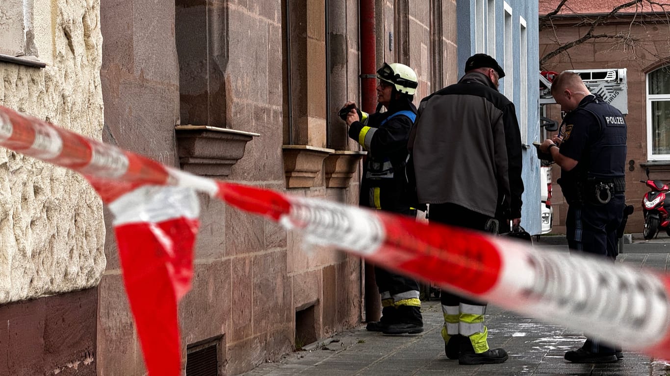 Die Feuerwehr steht vor dem betroffenen Haus in der Körnerstraße: Vieles ist bislang noch unklar.