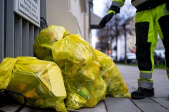 Ein Mitarbeiter des Abfallentsorgungsbetriebs Wittmann sammelt in München Gelbe Säcke ein (Symbolbild): Abhol- oder Bringssystem? In Bayern ist man sich uneinig.