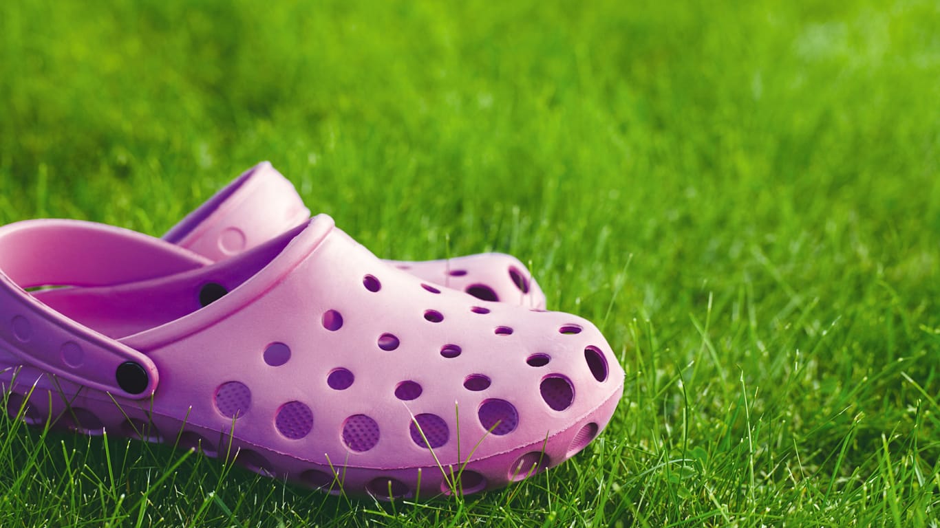 Schuhe von Crocs sind bequeme Begleiter für Haus, Garten und Freizeit. Bei Amazon gibt es im Rahmen der Oster-Angebote jetzt einige Modelle zum halben Preis. (Symbolbild)