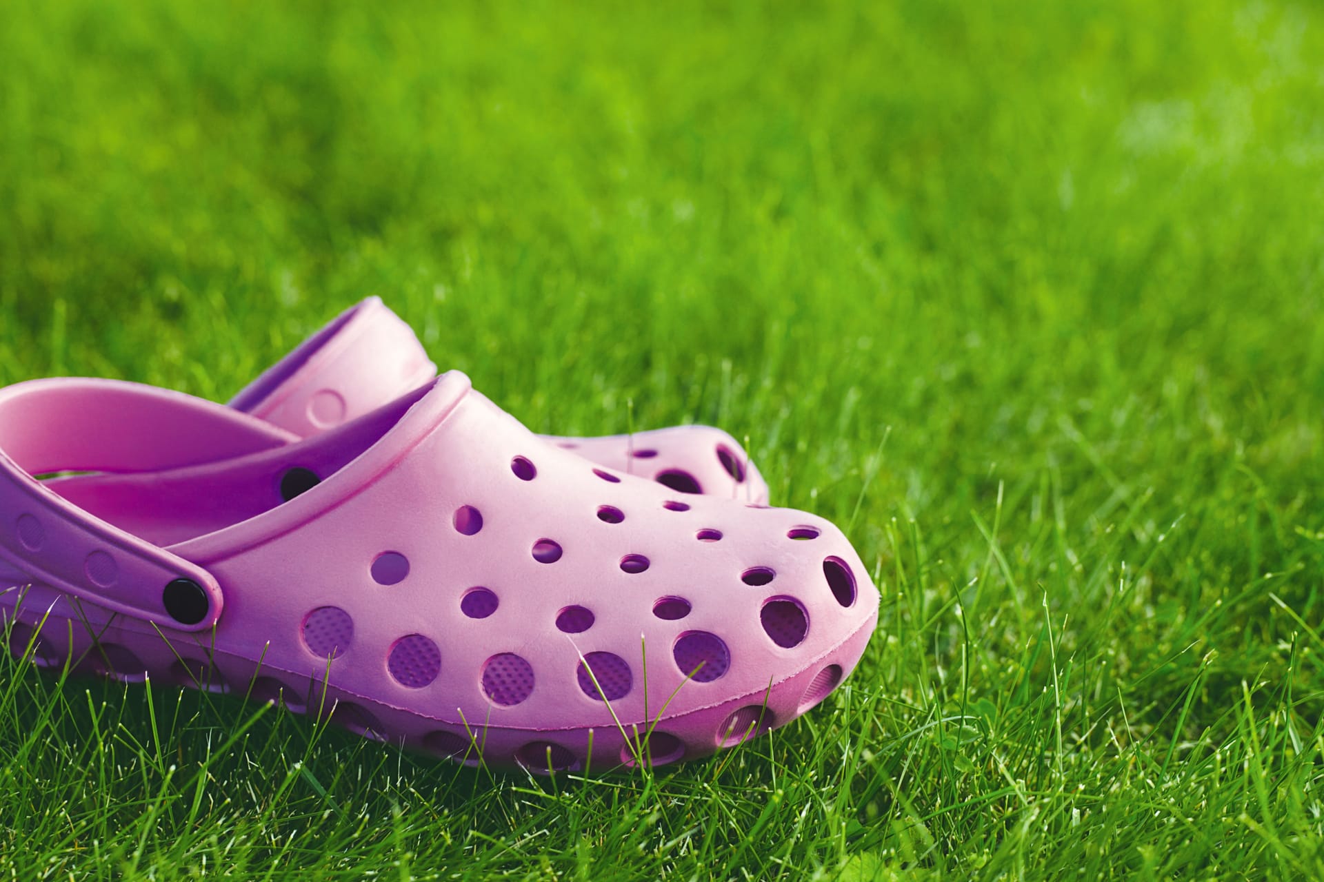 Schuhe von Crocs sind bequeme Begleiter für Haus, Garten und Freizeit. Bei Amazon gibt es im Rahmen der Oster-Angebote jetzt einige Modelle zum halben Preis. (Symbolbild)