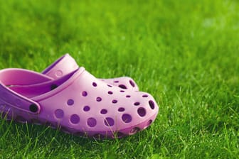 Schuhe von Crocs sind bequeme Begleiter für Haus, Garten und Freizeit. Bei Amazon gibt es im Rahmen der Oster-Angebote jetzt einige Modelle zum halben Preis. (Symbolbild)