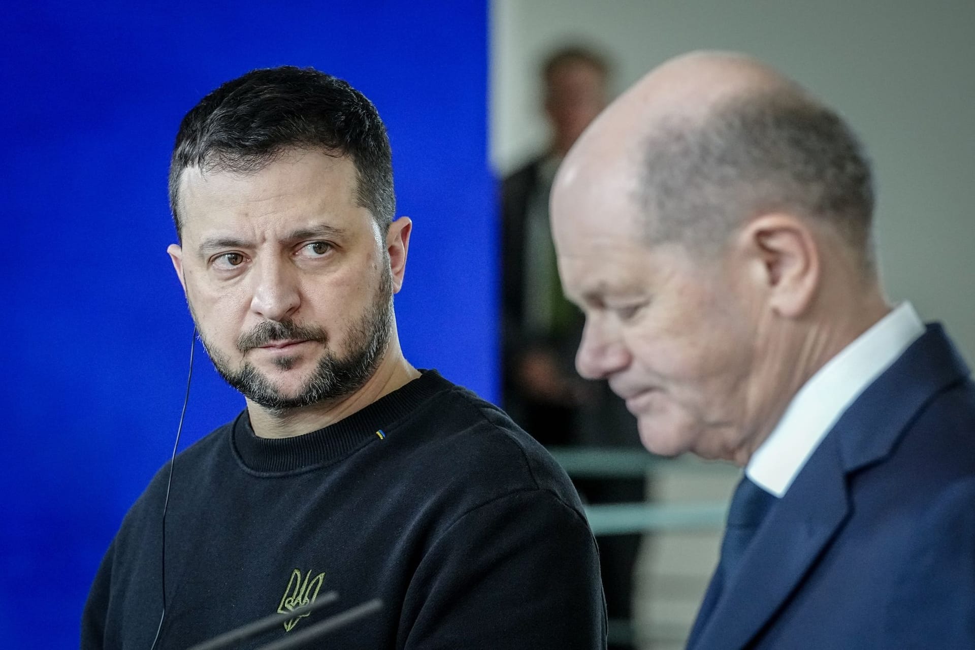 Der ukrainische Präsident Wolodymyr Selenskyj (l.) hat sich bei Bundeskanzler Olaf Scholz für Waffenlieferungen bedankt. (Archivbild)