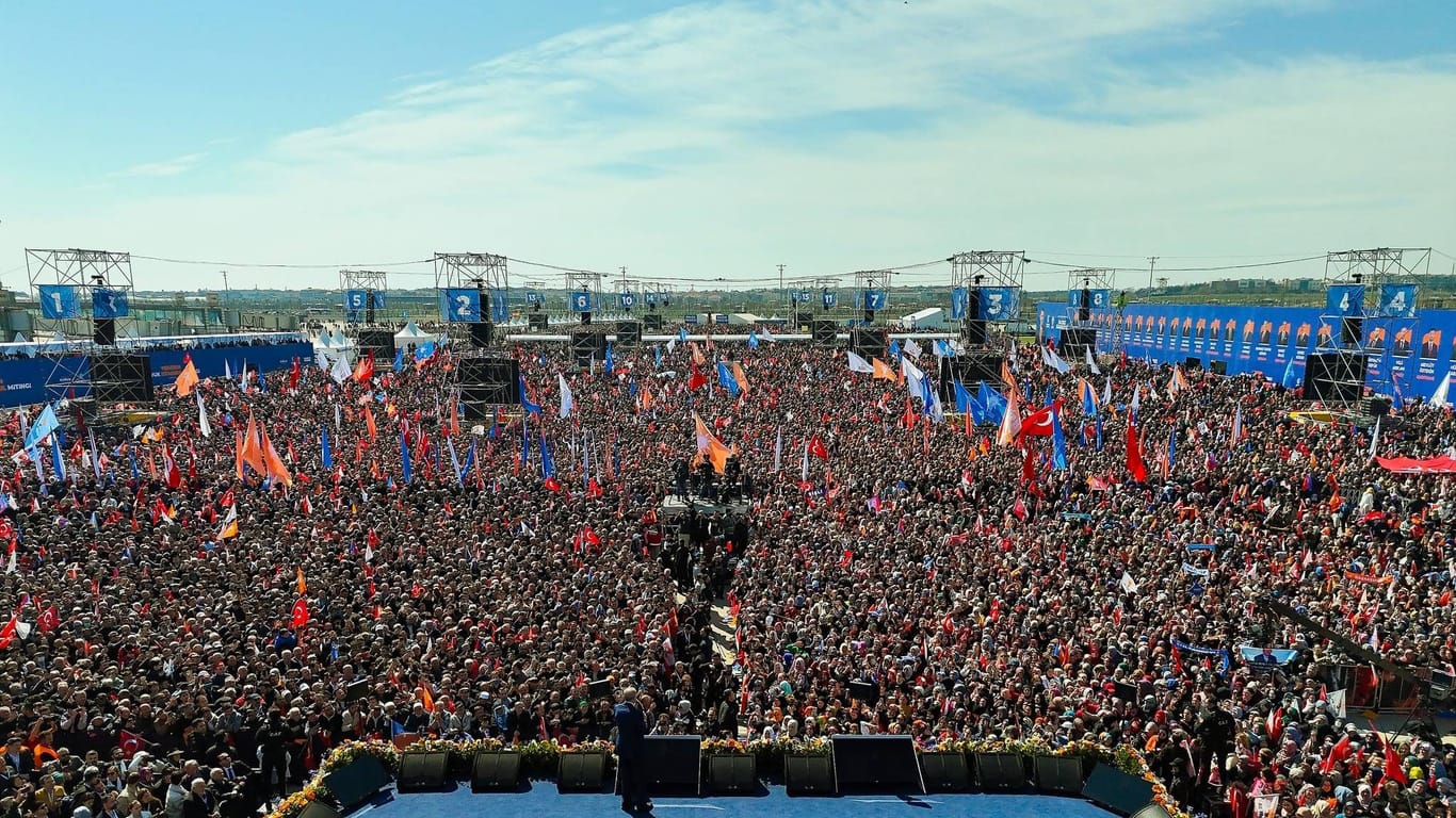 Das Gelände des ehemaligen Flughafens Atatürk: Tausender Anhänger von Erdoğans AKP kommen am 24. März zu einer Wahlkampfveranstaltung zusammen.