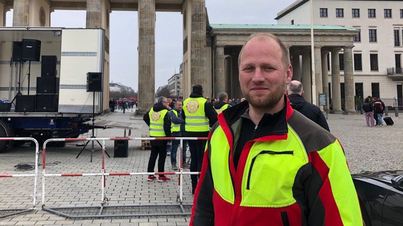 Baumpfleger Matthias Sternberg demonstriert am Brandenburger Tor für den Mittelstand.