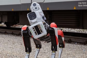 Roboterhund "Spot" soll S-Bahnen vor Graffiti und Vandalismus schützen.