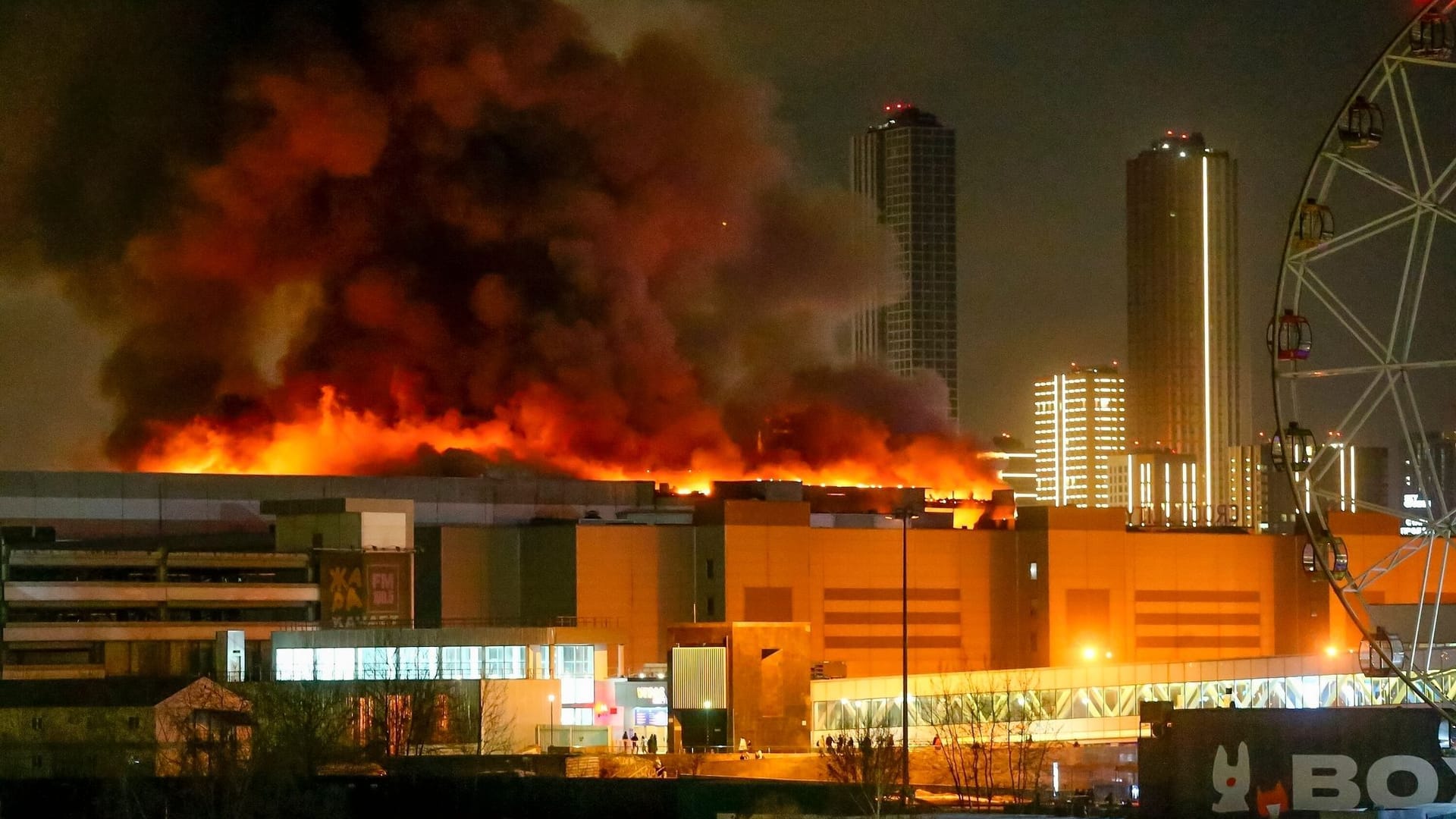 Ein massiver Brand ist über der Crocus City Hall am westlichen Rand von Moskau zu sehen. Nach dem Anschlag auf eine Konzerthalle sind elf Verdächtige festgenommen worden.