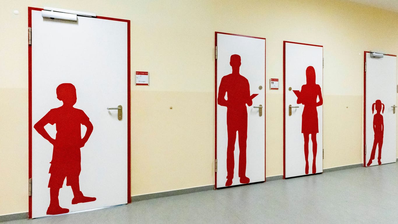 Toilettentüren einer Schultoilette (Archivbild): In einer Schule in Kiel gibt es für die Jungen jetzt nur noch ein funktionierendes Klo - sie dürfen nicht mehr kommen.