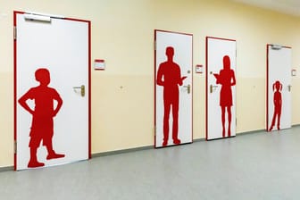 Toilettentüren einer Schultoilette (Archivbild): In einer Schule in Kiel gibt es für die Jungen jetzt nur noch ein funktionierendes Klo - sie dürfen nicht mehr kommen.