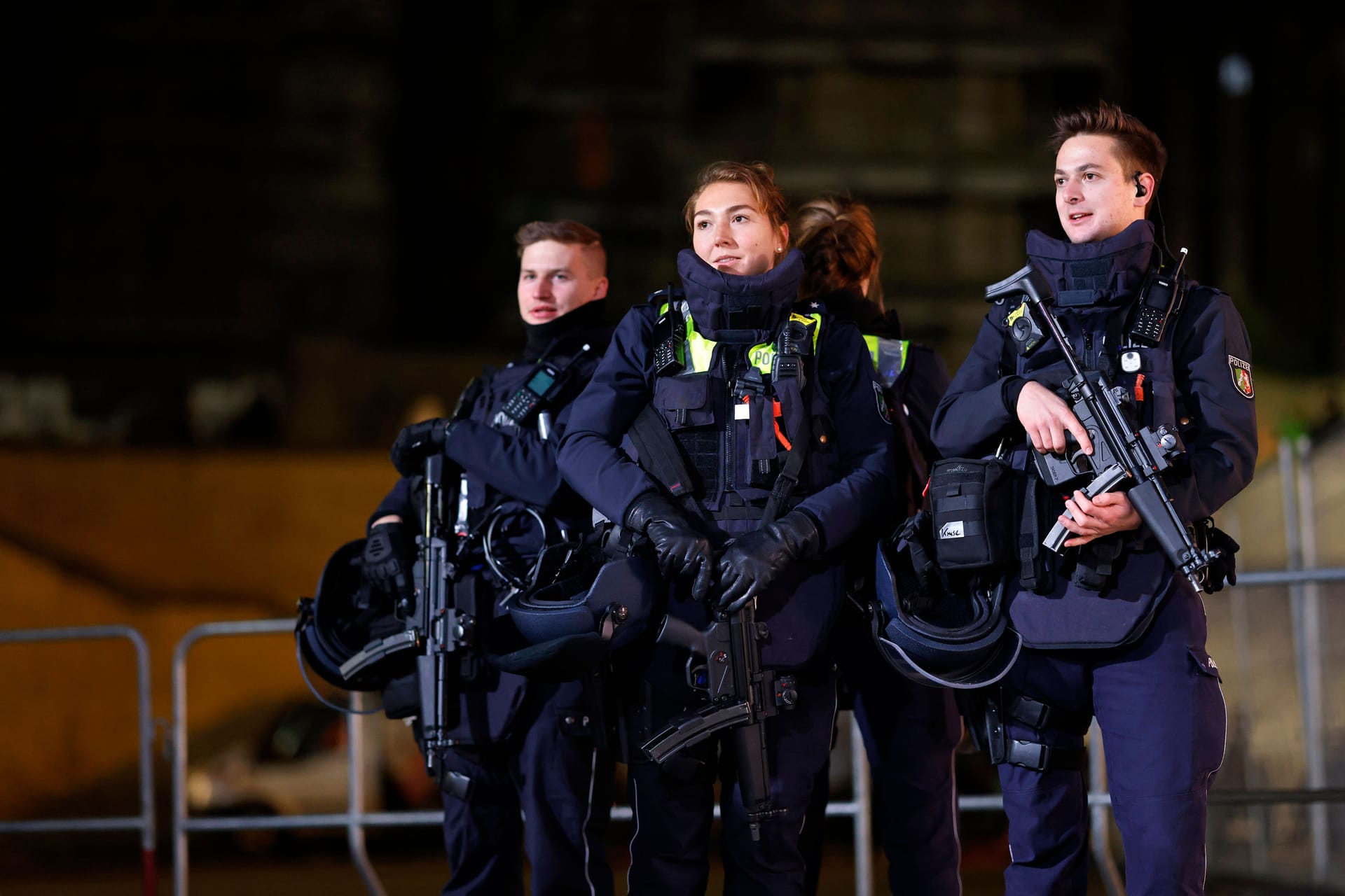 Ein Polizist mit Maschinengewehr (Symbolbild): Die USA sehen eine Gefahr durch Terroranschläge.