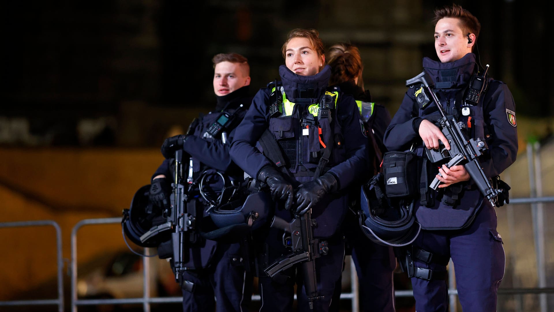 Ein Polizist mit Maschinengewehr (Symbolbild): Die USA sehen eine Gefahr durch Terroranschläge.