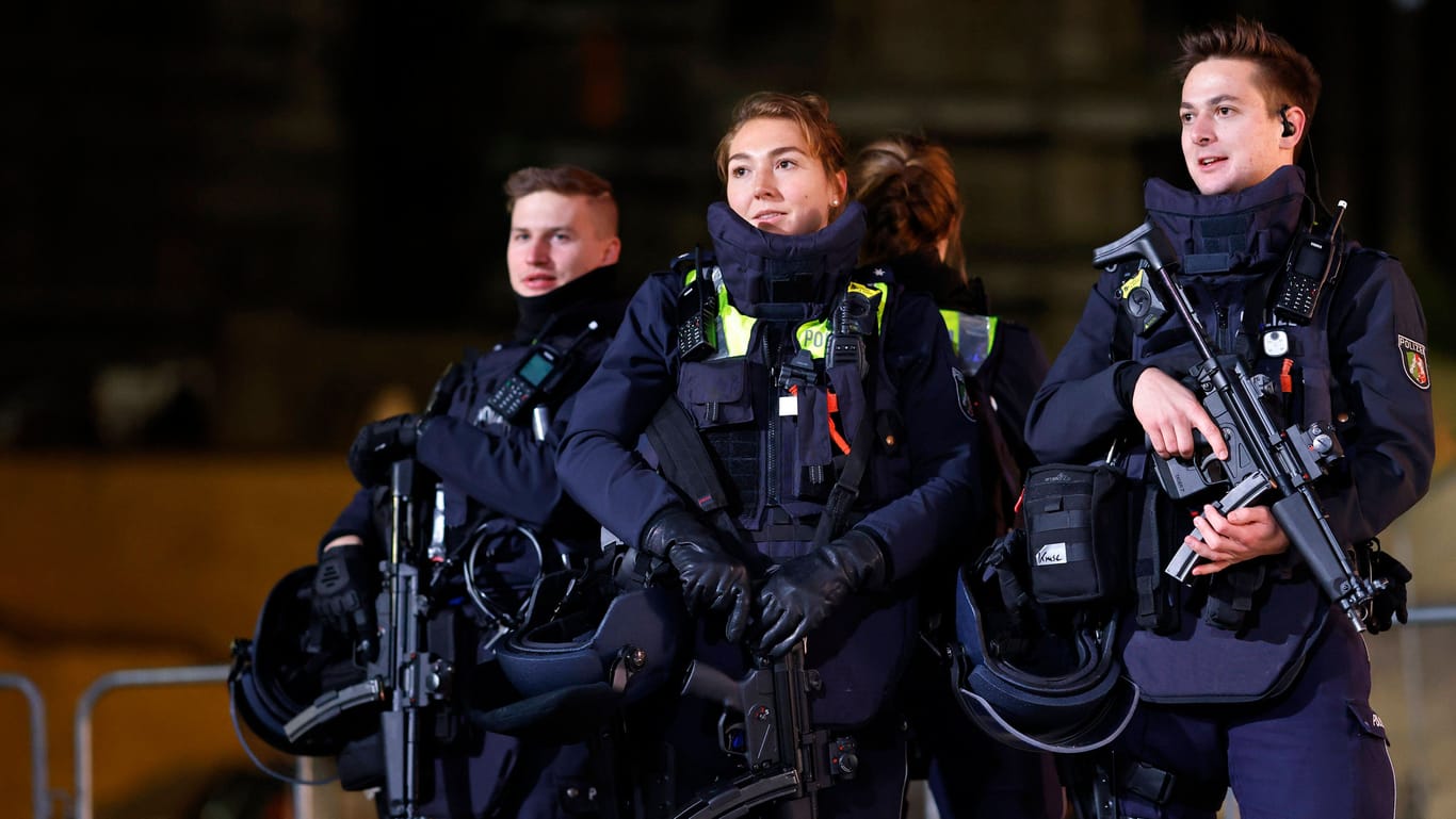 Ein Polizist mit Maschinengewehr (Symbolbild): Die USA sehen eine Gefahr durch Terroranschläge.