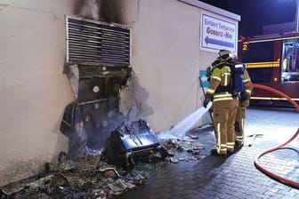 Brand Müllcontainer brannte an Tiefgaragenzufahrt - Flammen auf das Gebäude überzugreifen