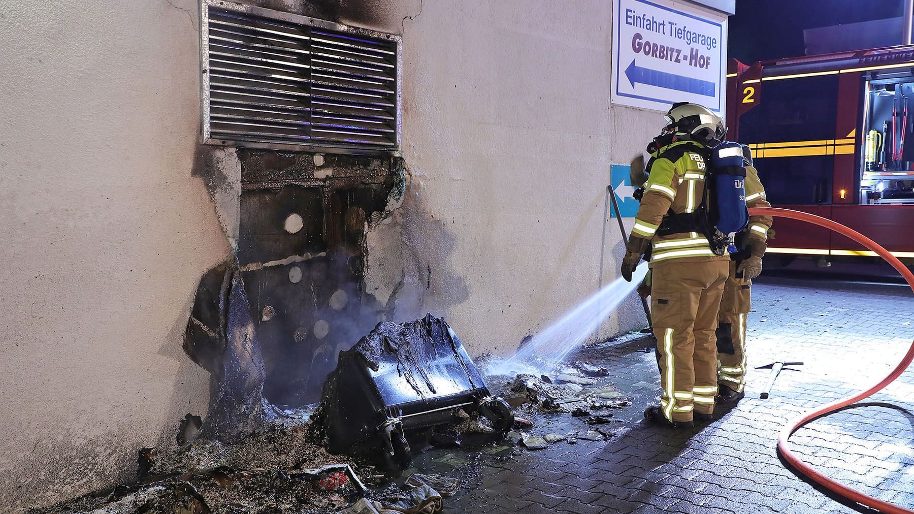 Brand Müllcontainer brannte an Tiefgaragenzufahrt - Flammen auf das Gebäude überzugreifen