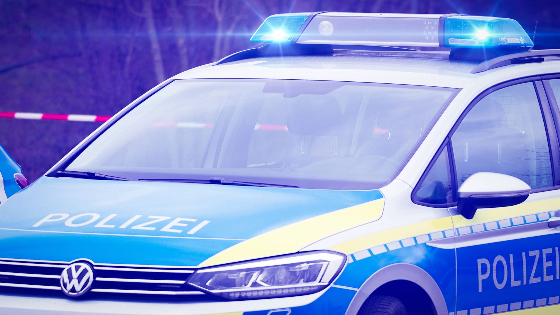 Ein Polizeiwagen (Symbolbild): Der Mann hatte seine Tochter am Freitag gewaltsam aus der Wohnung geholt. Ein Polizeiwagen (Symbolbild): Der Mann hatte seine Tochter am Freitag gewaltsam aus der Wohnung geholt.