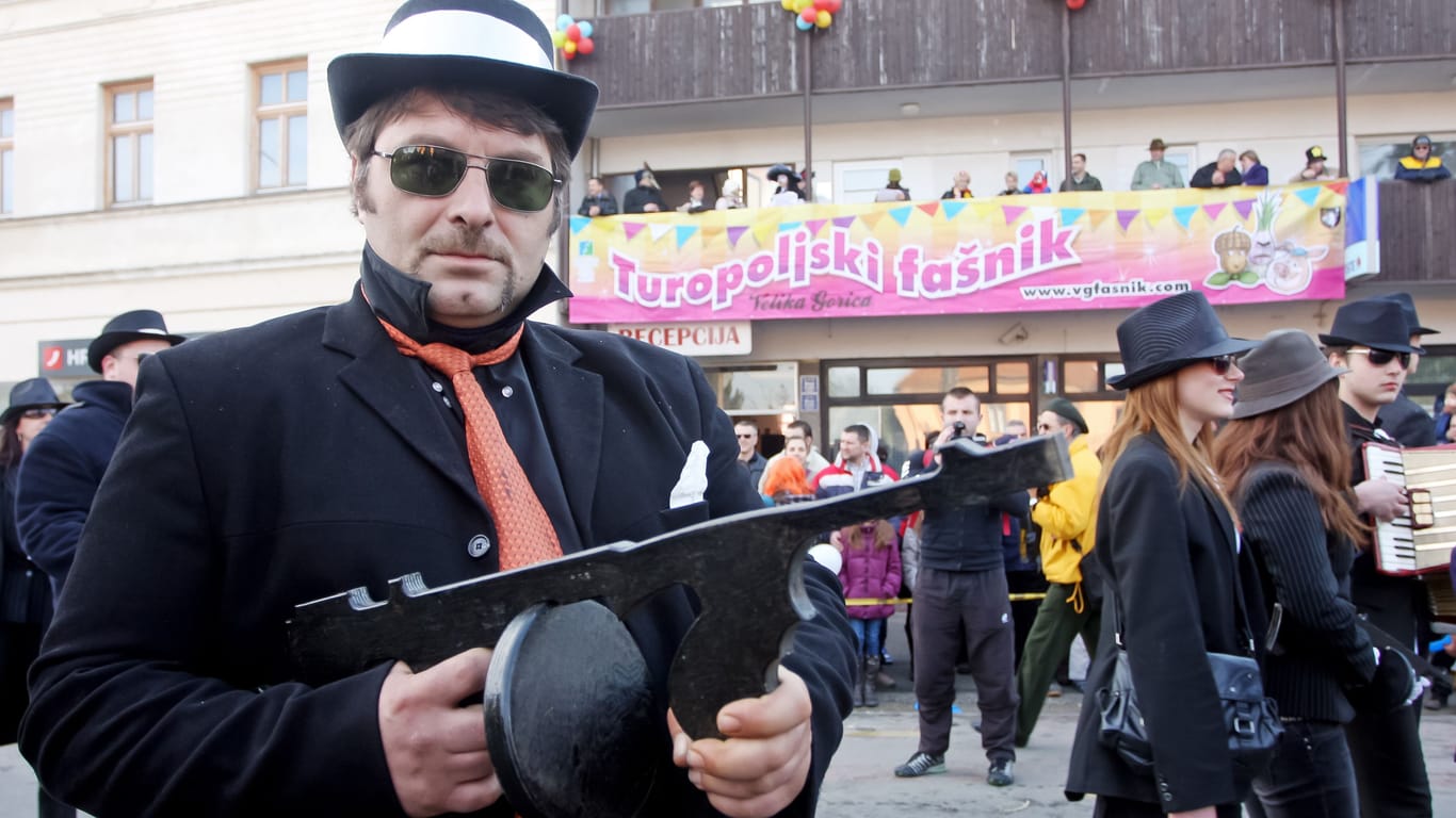 Mafia-Karnevalist mit Gewehr (Archivbild): So oder so ähnlich dürfte der Schüler ausgesehen haben, der fast einen Großeinsatz der Polizei ausgelöst hat.