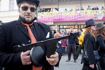 Mafia-Karnevalist mit Gewehr (Archivbild): So oder so ähnlich dürfte der Schüler ausgesehen haben, der fast einen Großeinsatz der Polizei ausgelöst hat.