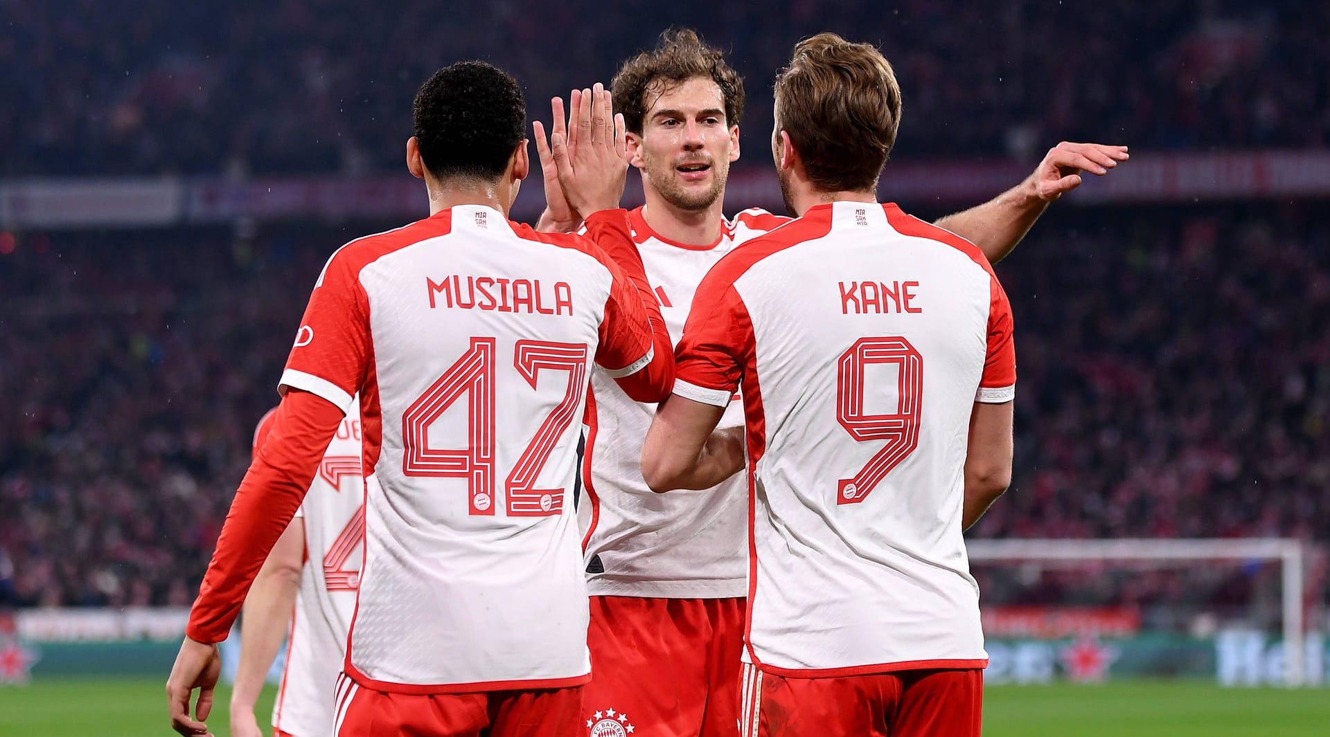 Der FC Bayern gewinnt das Achtelfinalrückspiel in der Champions League gegen Lazio Rom souverän mit 3:0 und zieht nach der 0:1-Hinspielniederlage damit in die nächste Runde ein. Der Rekordmeister zeigt dabei eine starke Teamleistung, ein Star ragt dabei aber besonders heraus. Die Einzelkritik.