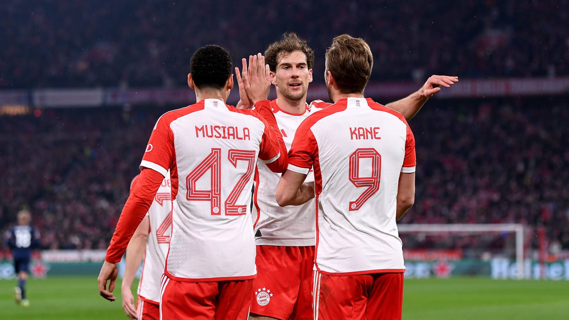 Der FC Bayern gewinnt das Achtelfinalrückspiel in der Champions League gegen Lazio Rom souverän mit 3:0 und zieht nach der 0:1-Hinspielniederlage damit in die nächste Runde ein. Der Rekordmeister zeigt dabei eine starke Teamleistung, ein Star ragt dabei aber besonders heraus. Die Einzelkritik.