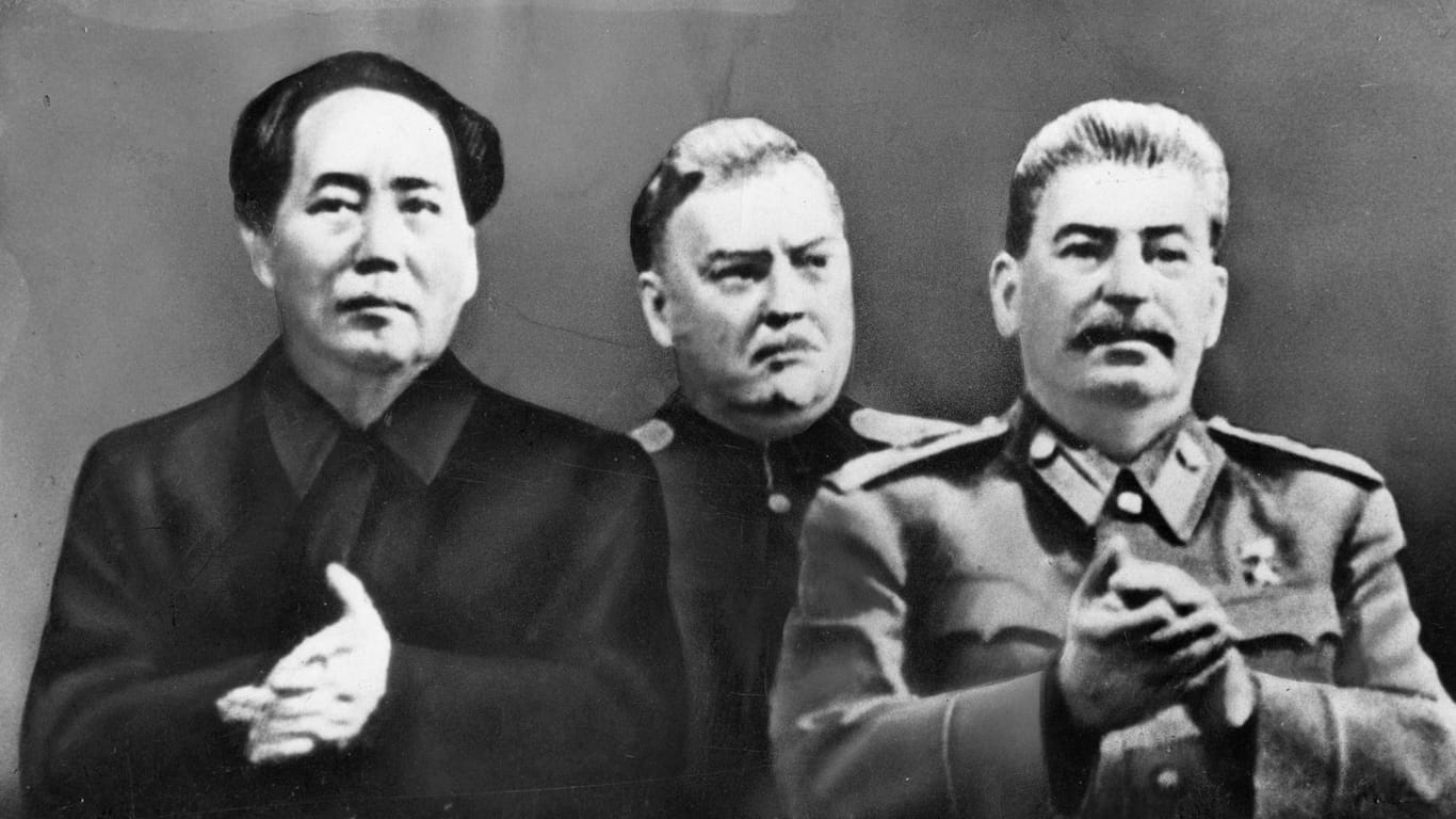 Mao Zedong (l.) und Josef Stalin (r.) 1949: Der Sowjetdiktator ließ den Besucher aus China seine Überlegenheit spüren.