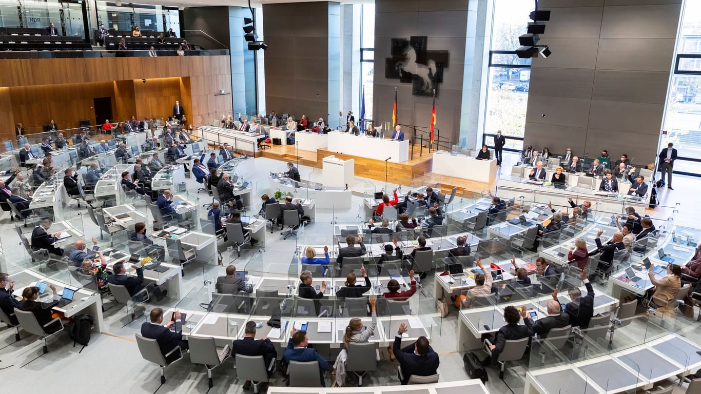 Plenarsitzung im niedersächsischen Landtag (Archivbild): Die monatliche Abgeordnetenentschädigung in Niedersachsen soll zum 1. Juli angepasst werden.