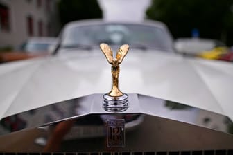 Kühlerfigur eines Rolls-Royce, auch Emily genannt (Symbolfoto): Für viele Menschen bleiben solche Autos ein Traum, andere können sich den Luxus leisten.