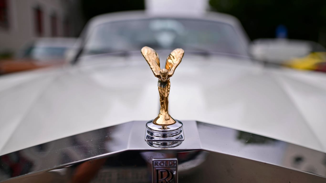 Kühlerfigur eines Rolls-Royce, auch Emily genannt (Symbolfoto): Für viele Menschen bleiben solche Autos ein Traum, andere können sich den Luxus leisten.
