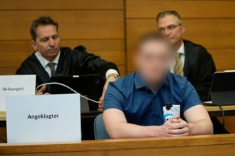 Der Angeklagte sitzt auf der Bank im Landgericht Traunstein (Archivbild): Jetzt ist das Urteil gefallen.