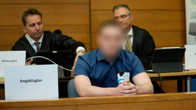 Der Angeklagte sitzt auf der Bank im Landgericht Traunstein (Archivbild): Jetzt ist das Urteil gefallen. Der Angeklagte sitzt auf der Bank im Landgericht Traunstein (Archivbild): Jetzt ist das Urteil gefallen.