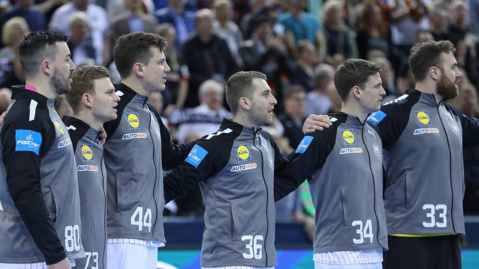 Das DHB-Team bei der Nationalhymne: Sie bekamen zunächst den falschen Song zu hören.