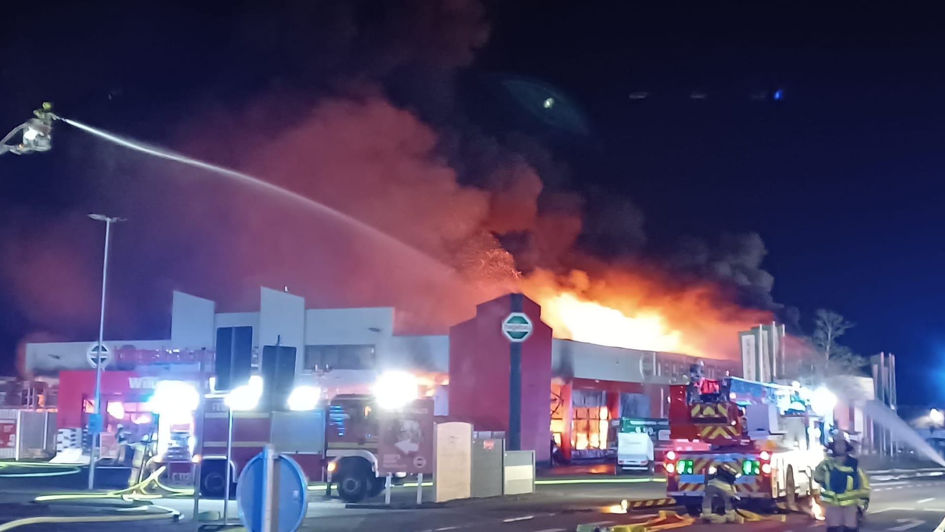 In Castrop-Rauxel steht der Hagebaumarkt in Flammen.