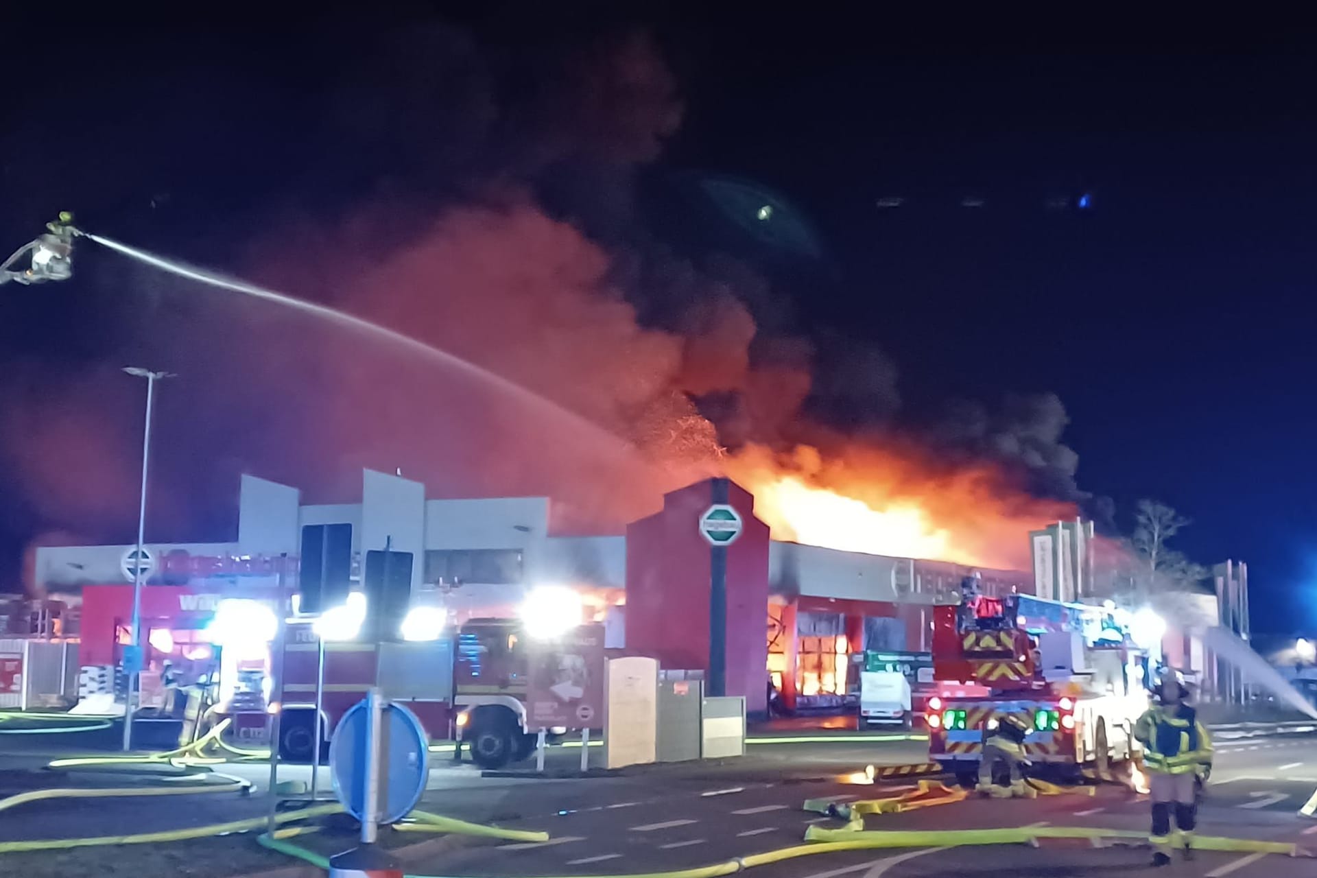 In Castrop-Rauxel steht der Hagebaumarkt in Flammen.