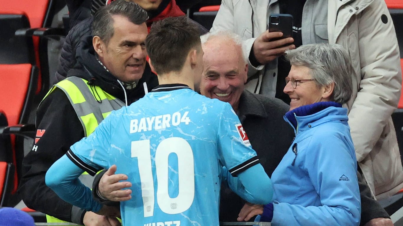 Florian Wirtz nach dem Sieg in Freiburg mit seinen Eltern: Der Nationalspieler steht mit Leverkusen an der Tabellenspitze.