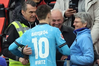 Florian Wirtz nach dem Sieg in Freiburg mit seinen Eltern: Der Nationalspieler steht mit Leverkusen an der Tabellenspitze.