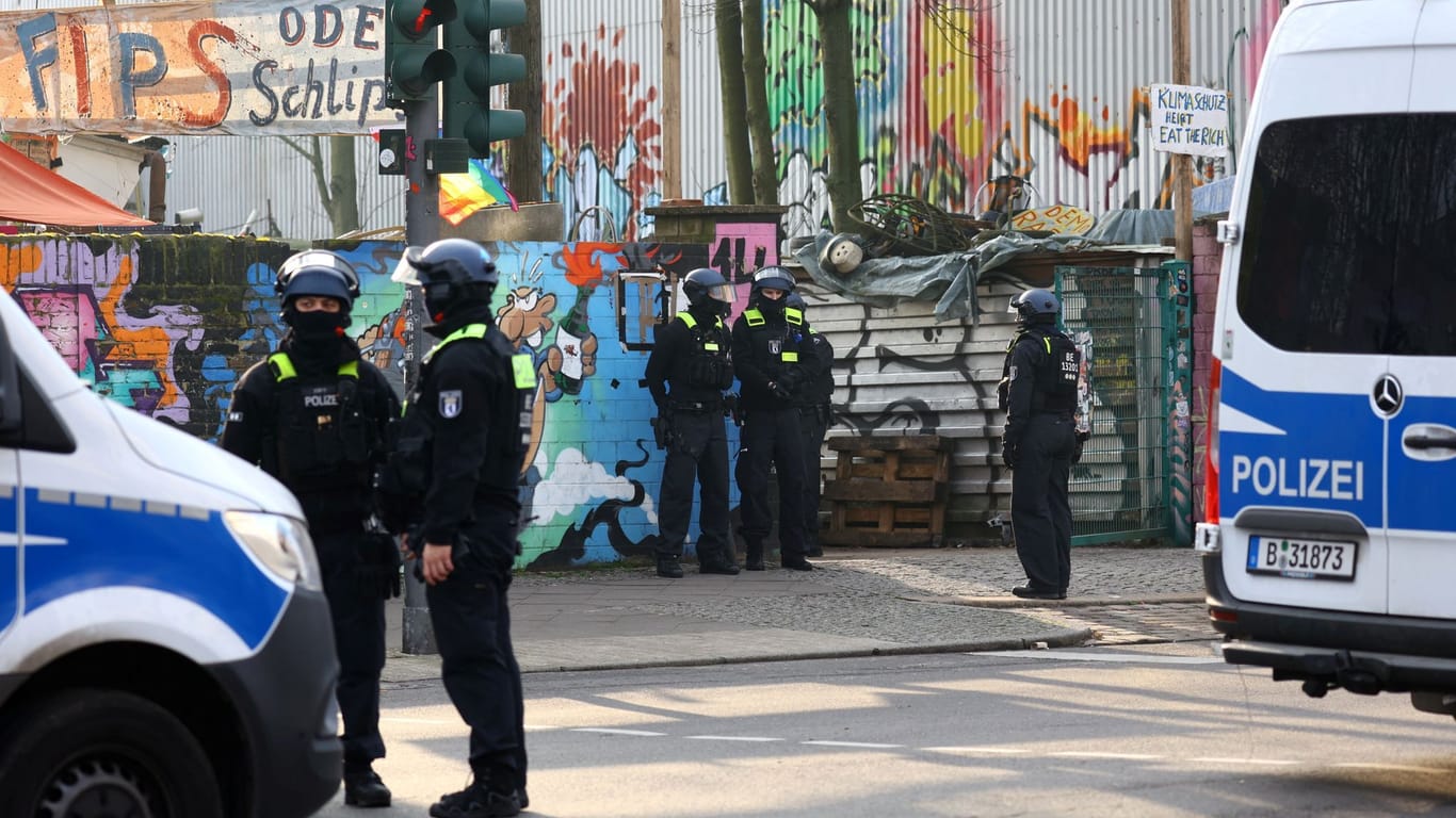 Polizei in Berlin: Garweg und Staub werden immer noch gesucht.