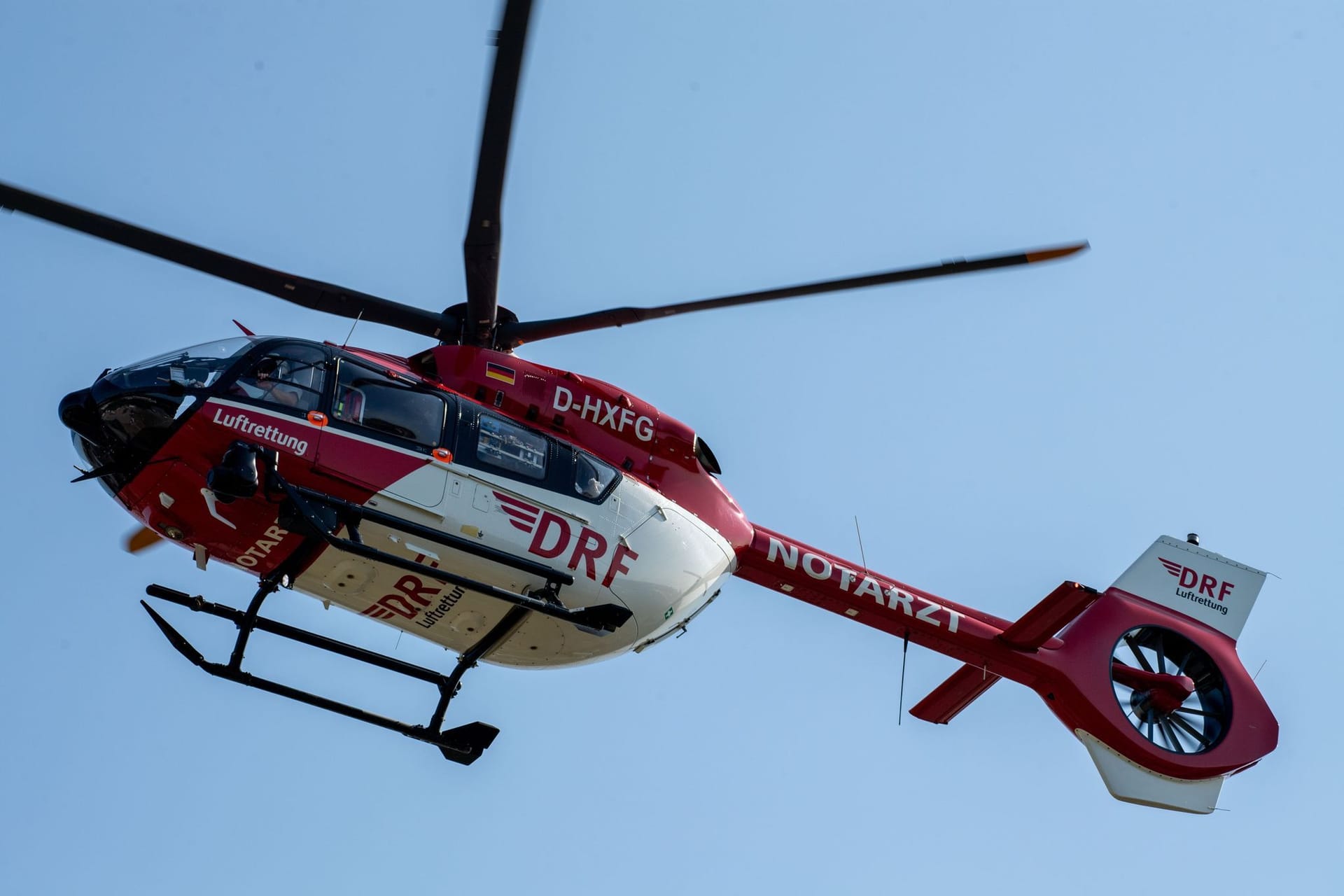 Rettungshubschrauber in Mecklenburg-Vorpommern (Archivbild): Der Mann kam verletzt in eine Klinik.