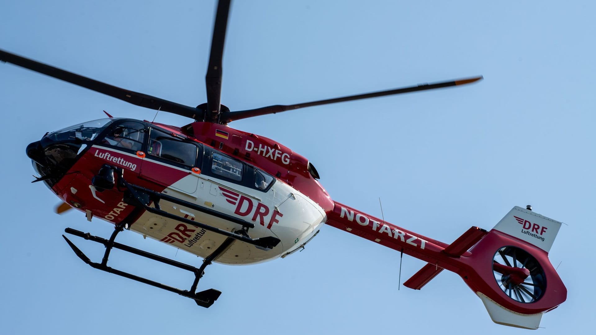 Rettungshubschrauber in Mecklenburg-Vorpommern (Archivbild): Der Mann kam verletzt in eine Klinik.