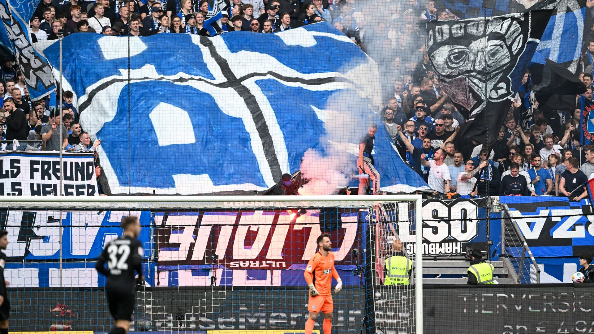 HSV-Fans (Archivbild): Nach dem Spiel gegen Wehen Wiesbaden knallten die Sicherungen durch. HSV-Fans (Archivbild): Nach dem Spiel gegen Wehen Wiesbaden knallten die Sicherungen durch.